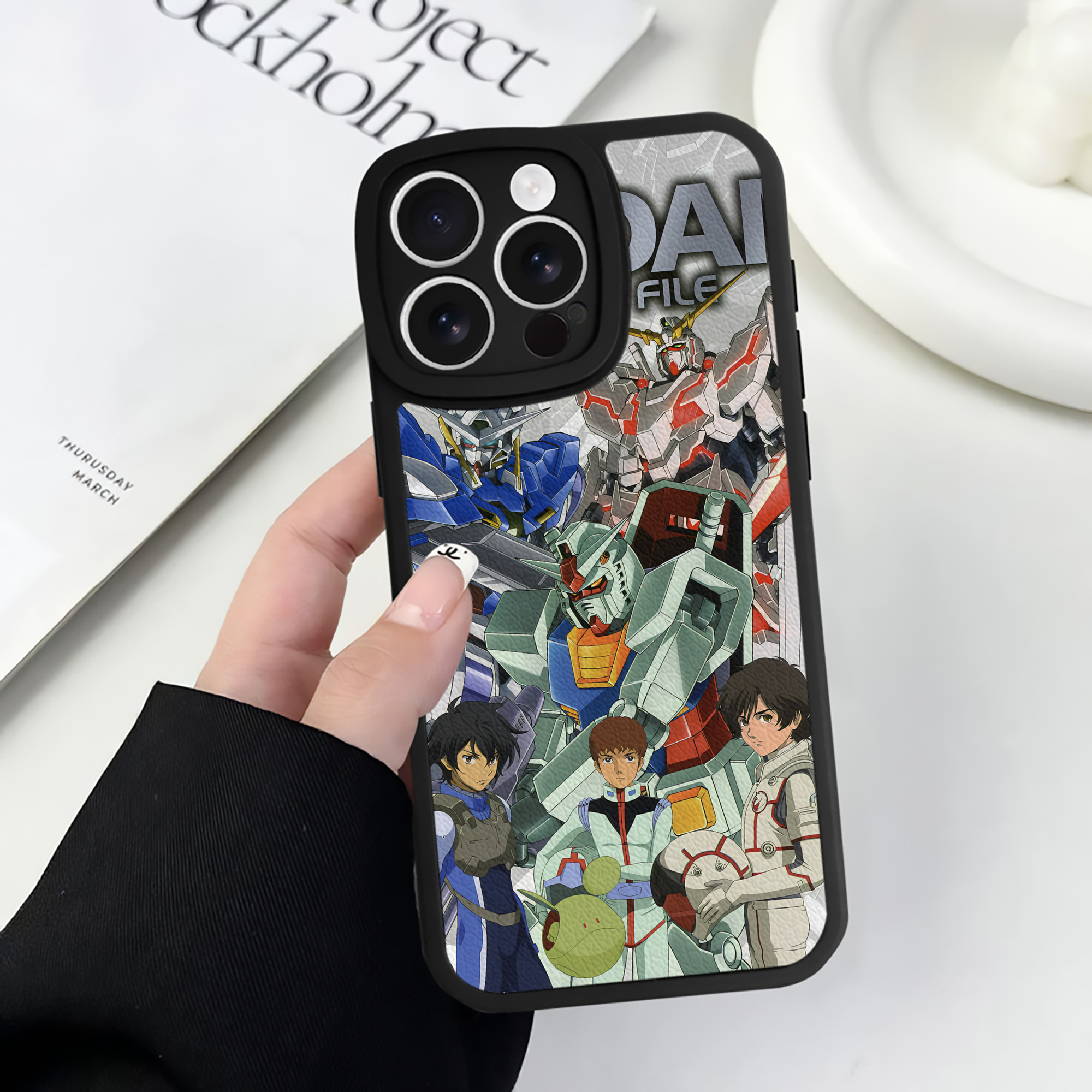 （画像用） 機動戦士ガンダム Mobile Suit Gundam 【iPhone 16シリーズ対応】シリコンスマホケース（レザー調） 材質：シリコン